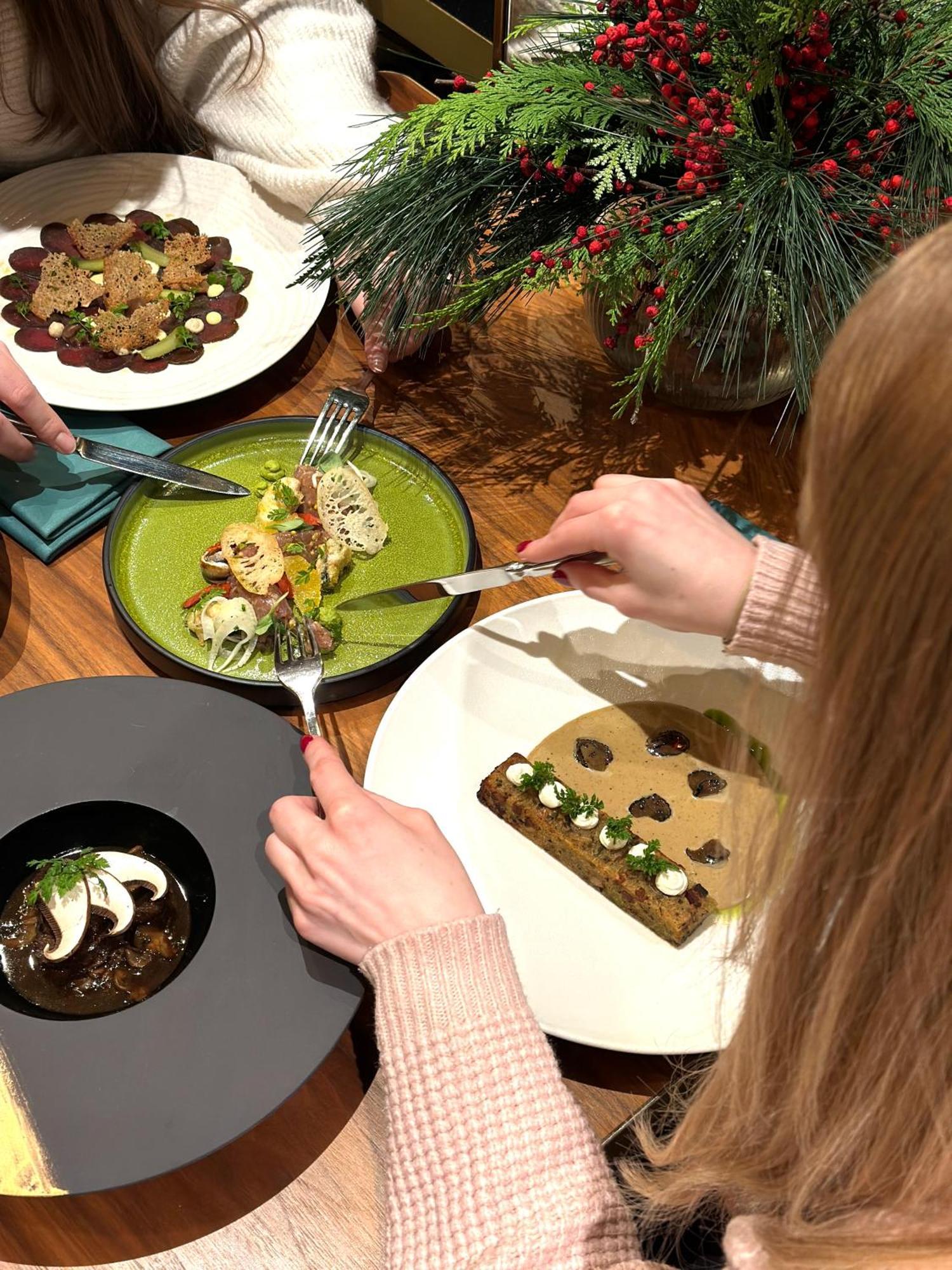 Aparthotel Royal Tulip Warsaw Centre Exterior foto A woman using a knife and fork to eat a meal